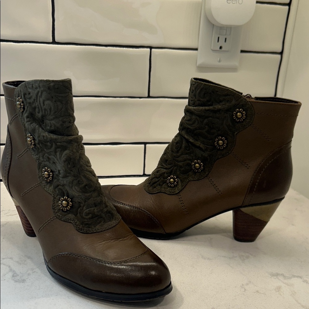 L'ATISTE Brown Leather Ankle Boots with Olive Suede Overlay
